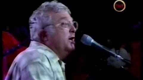 Thumbnail of Randy Newman sings i love L.A. at 2002 Laker ring ceremony.wmv