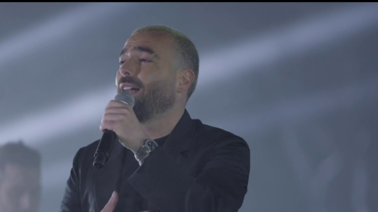 Yom Hazikaron : Omer Adam interprète "Rikma Enoshit" (tissu humain)